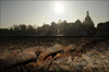 Zum Teil ausgetrocknetes Flussbett der Elbe in Dresden