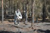 Brandwache. In einem zu trockenen und zu warmen Frühjahr brennt schon im April ein Waldstück bei Weinböhla