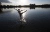 Taenzerin Mu-Yi Chen von MuNo-Productions in Radebeul tanzt fuer das saechsisch-taiwanesische Filmprojekt „WaterDrums-Saxony meets Taiwan“ auf dem Wasser des Moritzburger Schlossteichs